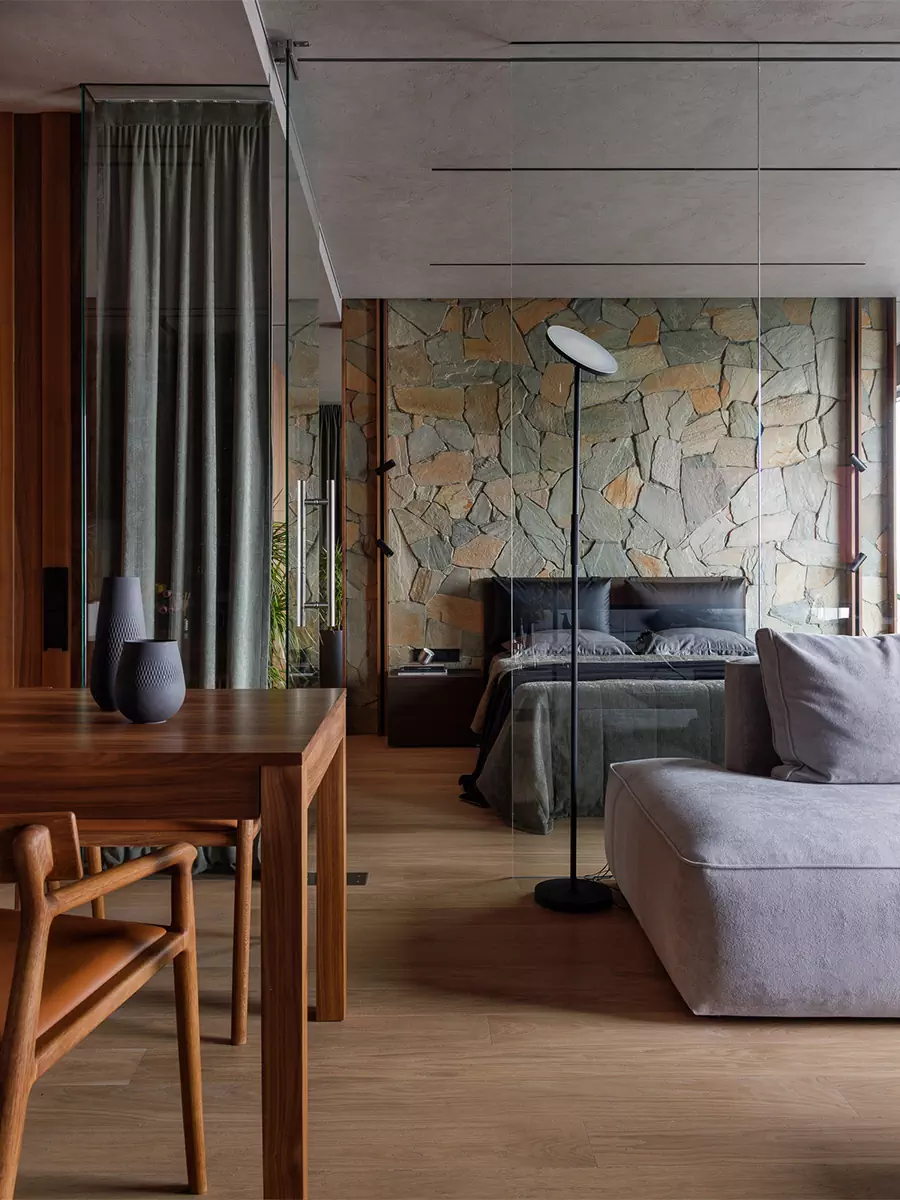 Акценты из природного камня в брутальном интерьере для холостяка — проект QUADRUM Studio