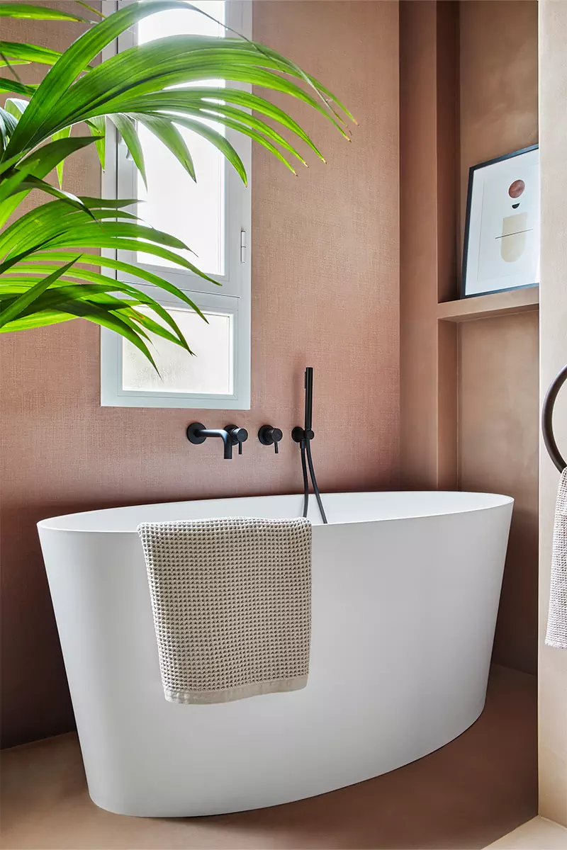 Интерьер в стиле ретро с яркими стенами и акцентной кухней — проект Chromastudio