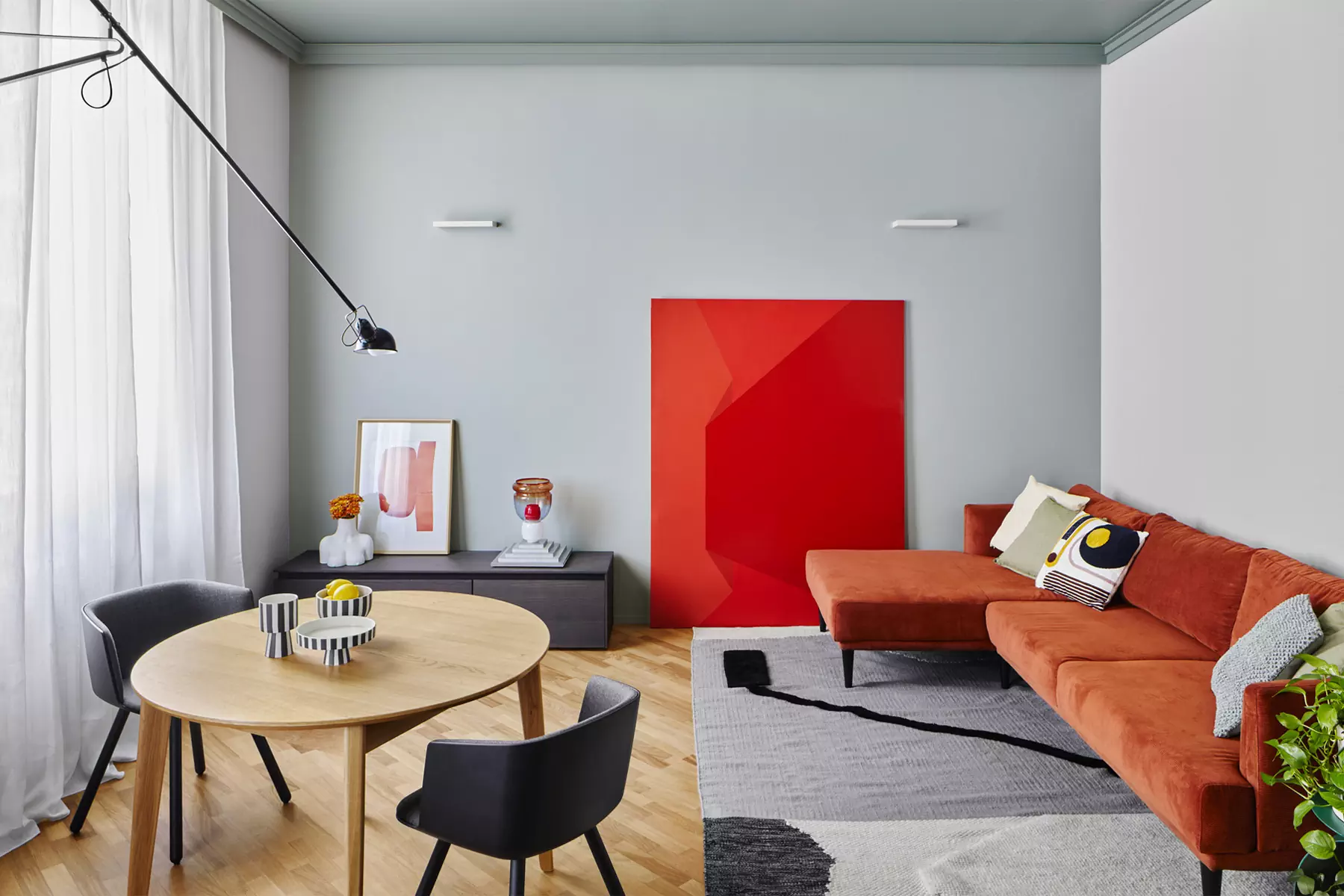 Интерьер в стиле ретро с яркими стенами и акцентной кухней — проект Chromastudio