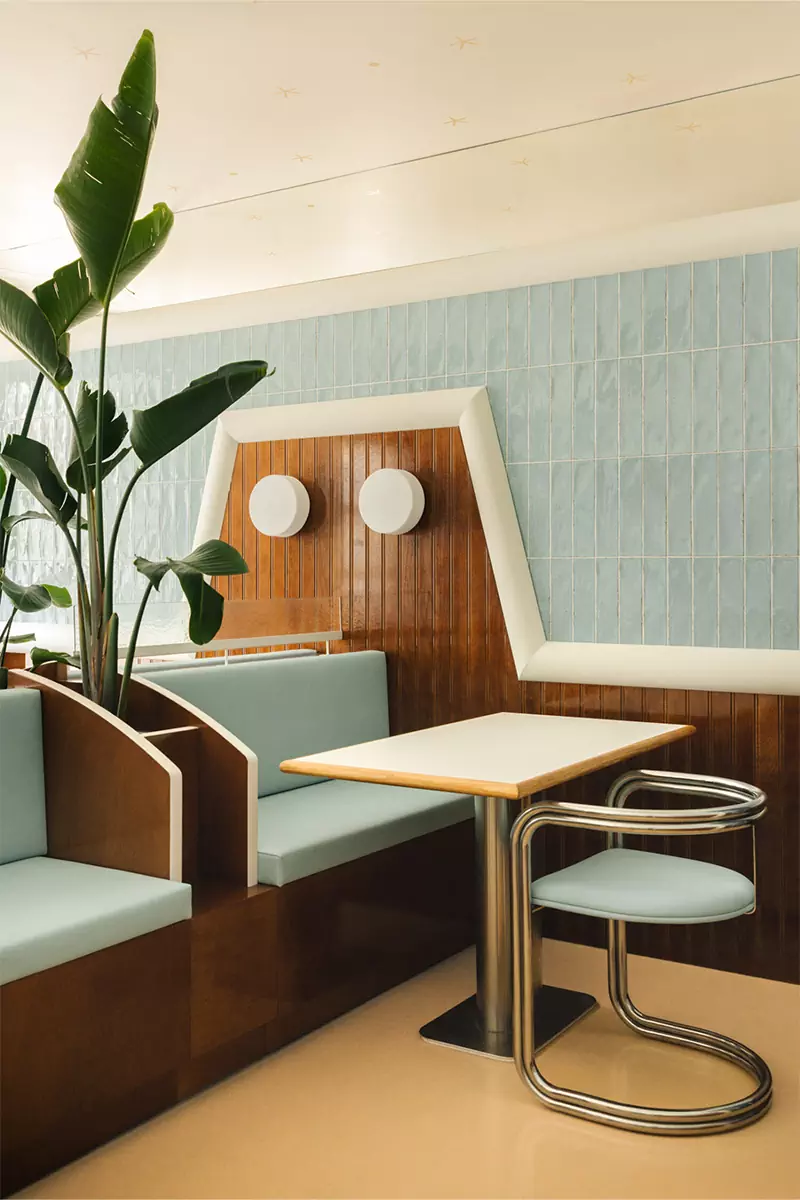 Элементы ар-деко и романтика круизных лайнеров в интерьере французской бургерной — проект Руди Генера