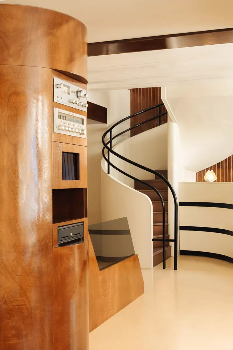 Элементы ар-деко и романтика круизных лайнеров в интерьере французской бургерной — проект Руди Генера