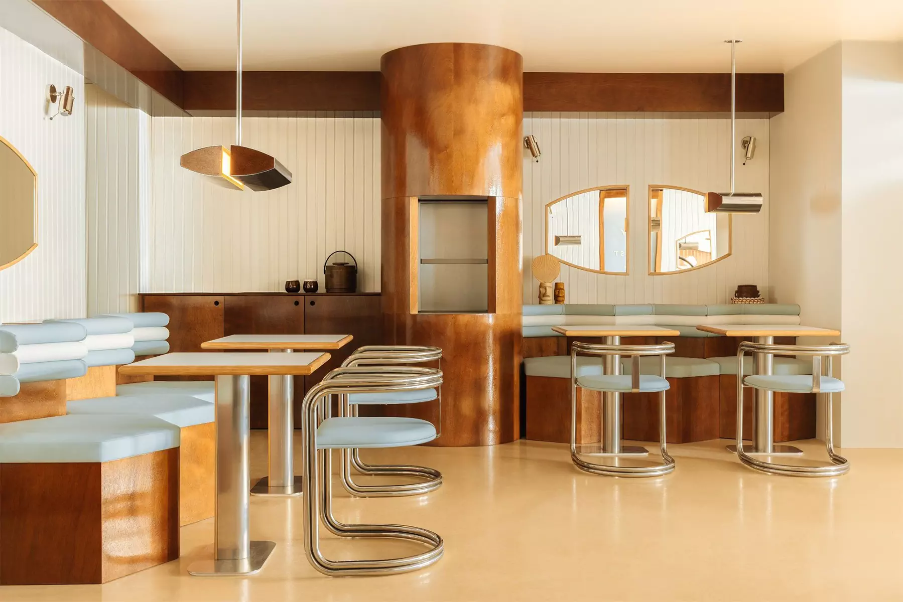 Элементы ар-деко и романтика круизных лайнеров в интерьере французской бургерной — проект Руди Генера