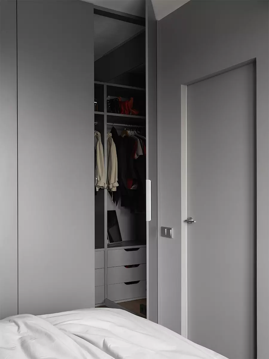 Сдержанный интерьер квартиры с акцентным санузлом и вместительными системами хранения — проект Кати Чиж