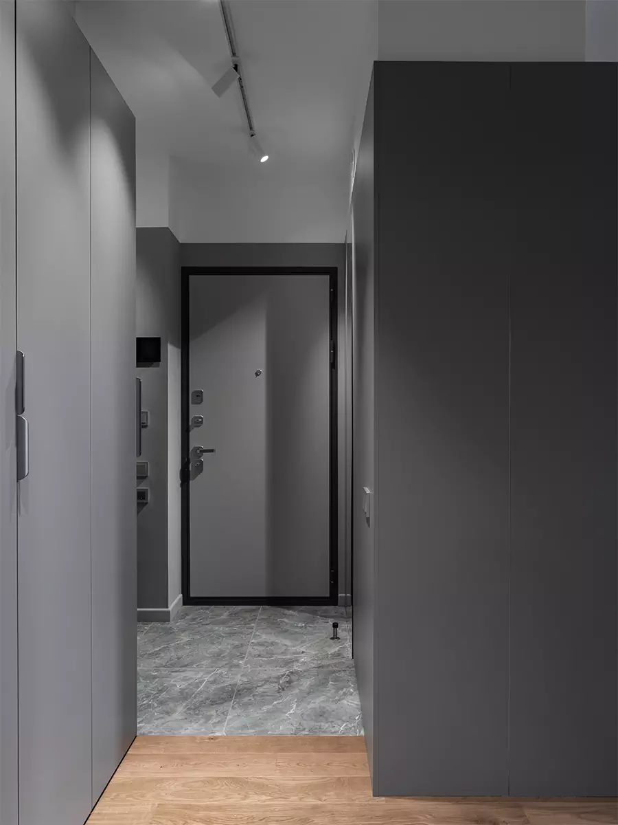 Сдержанный интерьер квартиры с акцентным санузлом и вместительными системами хранения — проект Кати Чиж