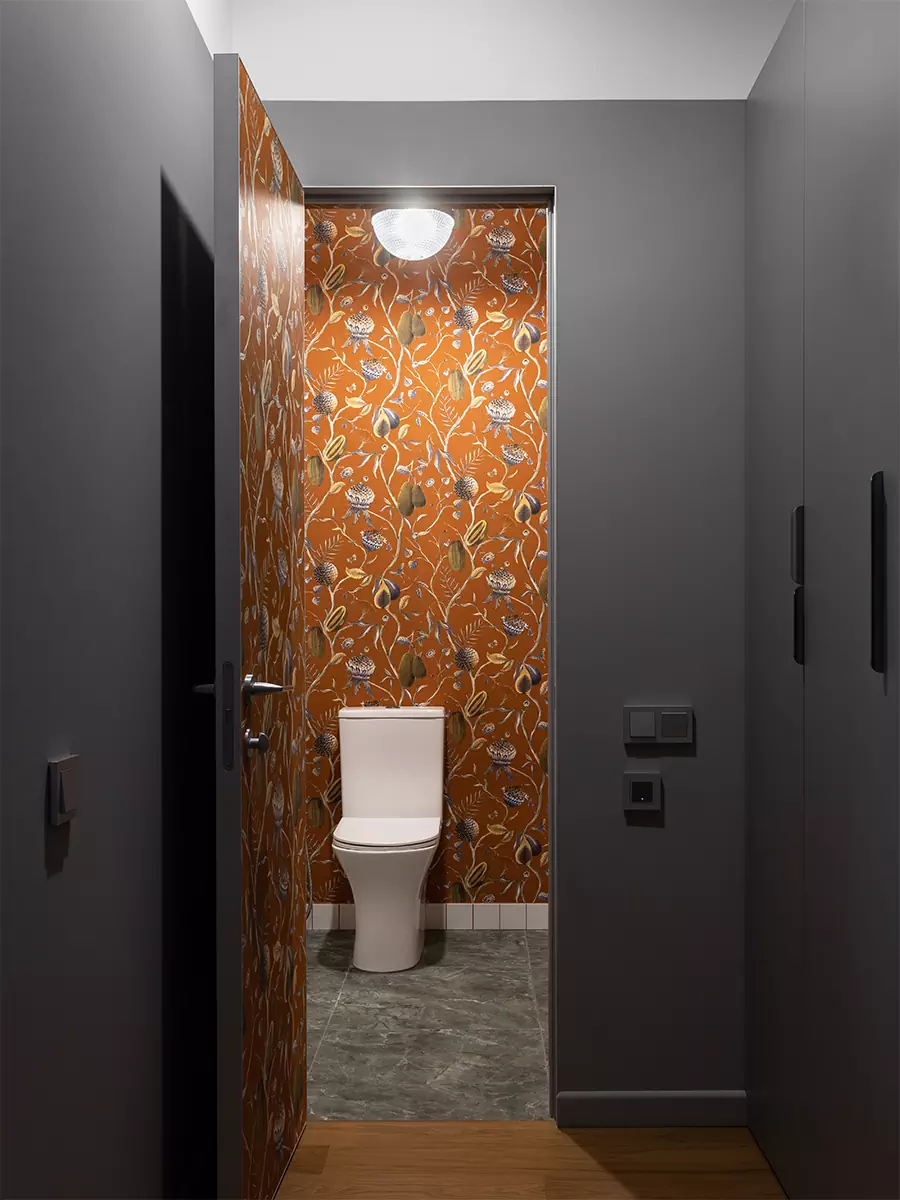 Сдержанный интерьер квартиры с акцентным санузлом и вместительными системами хранения — проект Кати Чиж