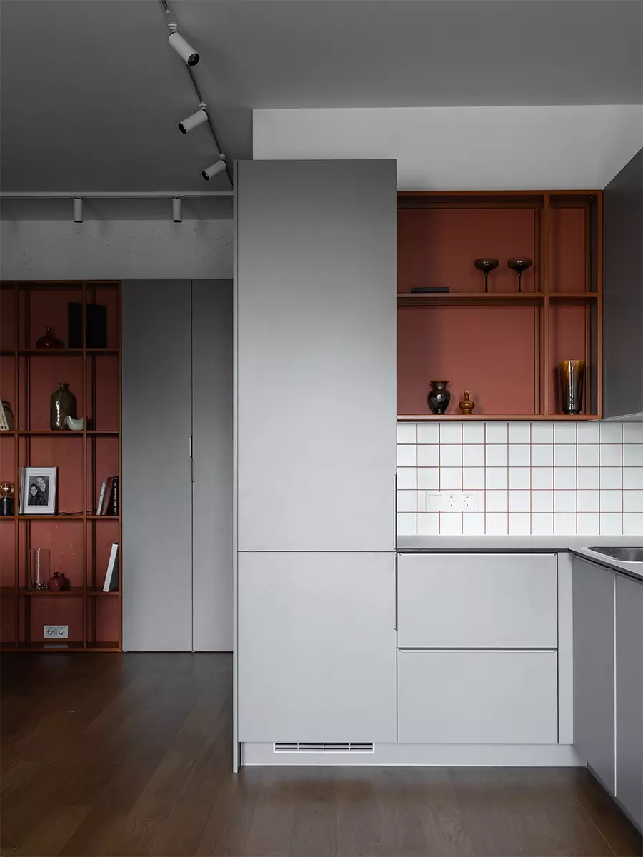 Сдержанный интерьер квартиры с акцентным санузлом и вместительными системами хранения — проект Кати Чиж