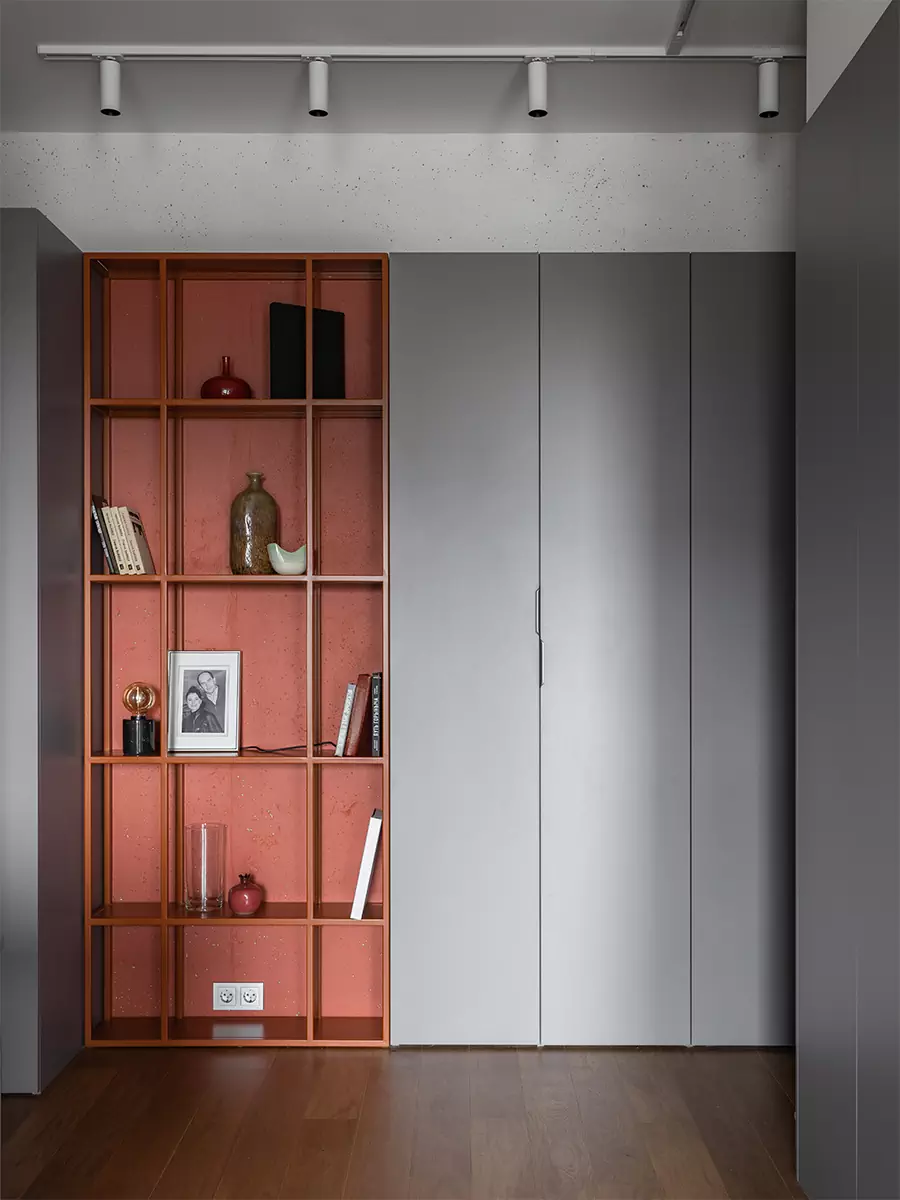 Сдержанный интерьер квартиры с акцентным санузлом и вместительными системами хранения — проект Кати Чиж