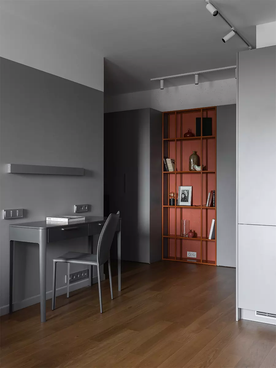 Сдержанный интерьер квартиры с акцентным санузлом и вместительными системами хранения — проект Кати Чиж
