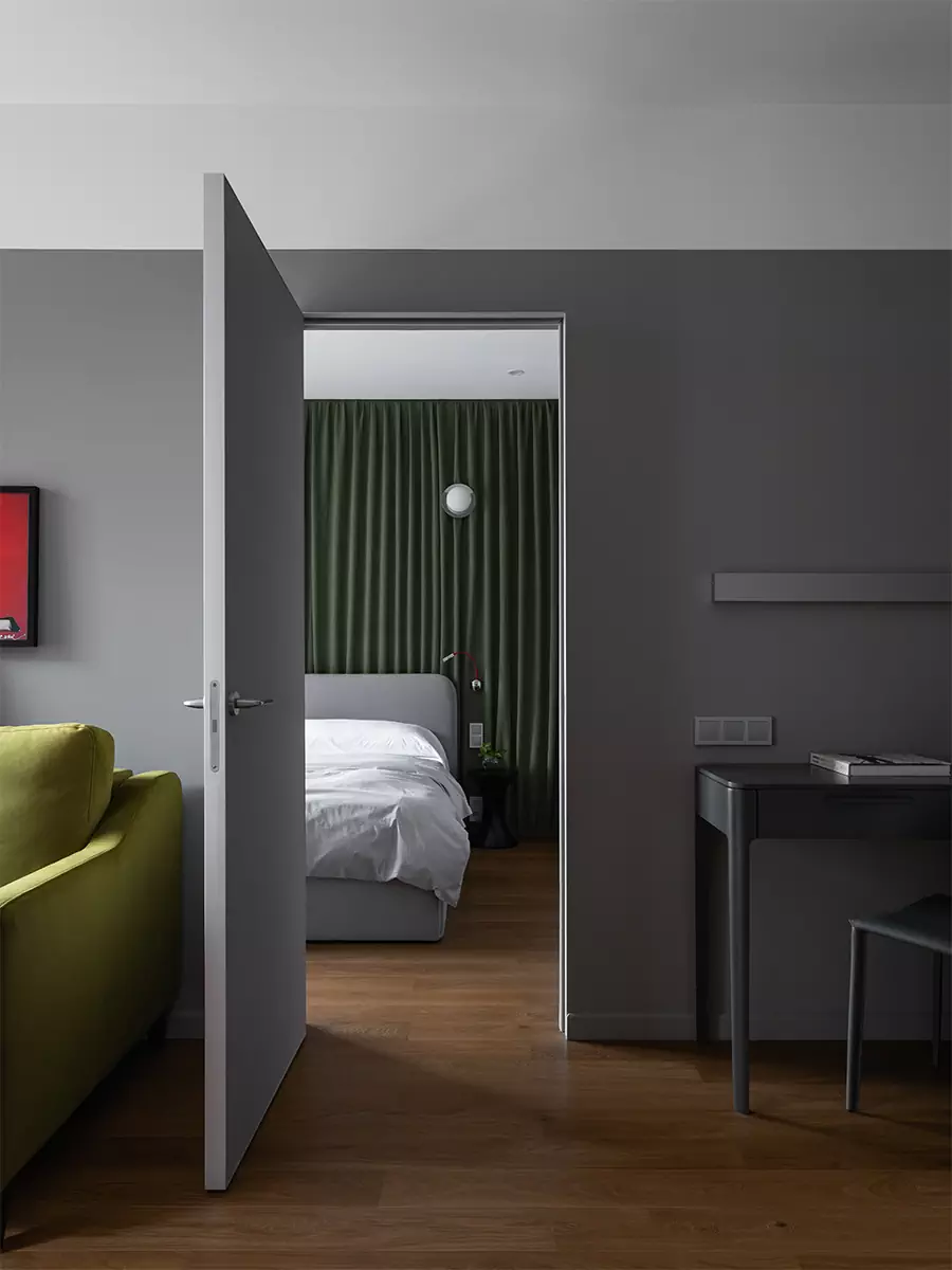 Сдержанный интерьер квартиры с акцентным санузлом и вместительными системами хранения — проект Кати Чиж