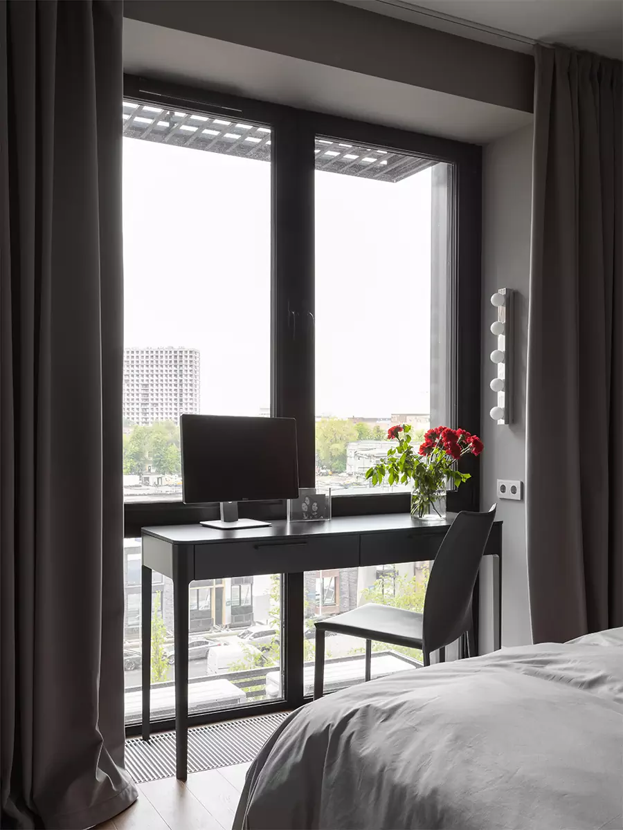 Сдержанный интерьер квартиры с акцентным санузлом и вместительными системами хранения — проект Кати Чиж