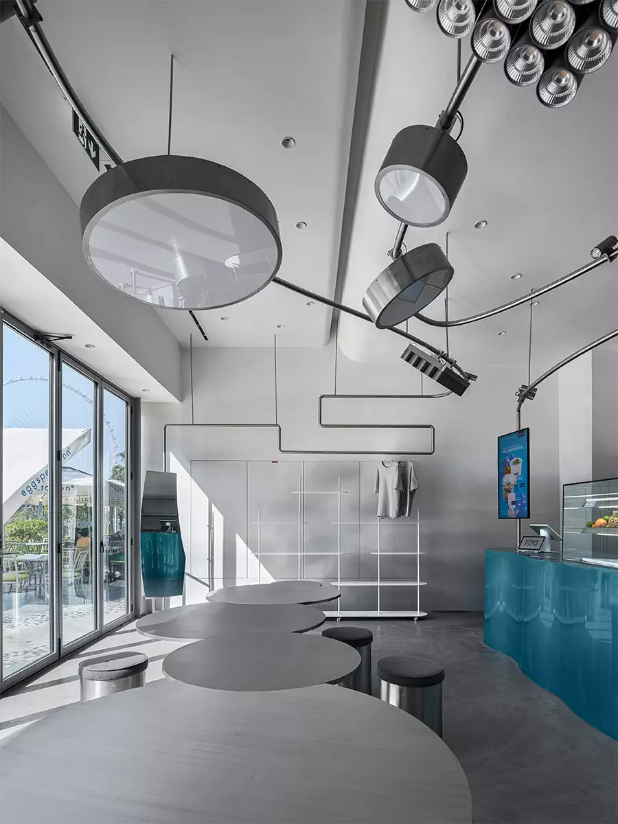 Свежий и воздушный интерьер дубайского филиала кафе PIMS – проект студии KIDZ