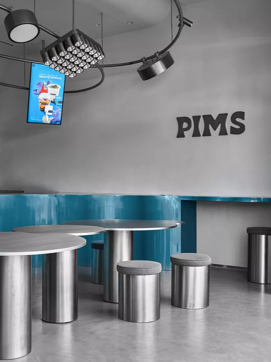 Свежий и воздушный интерьер дубайского филиала кафе PIMS – проект студии KIDZ