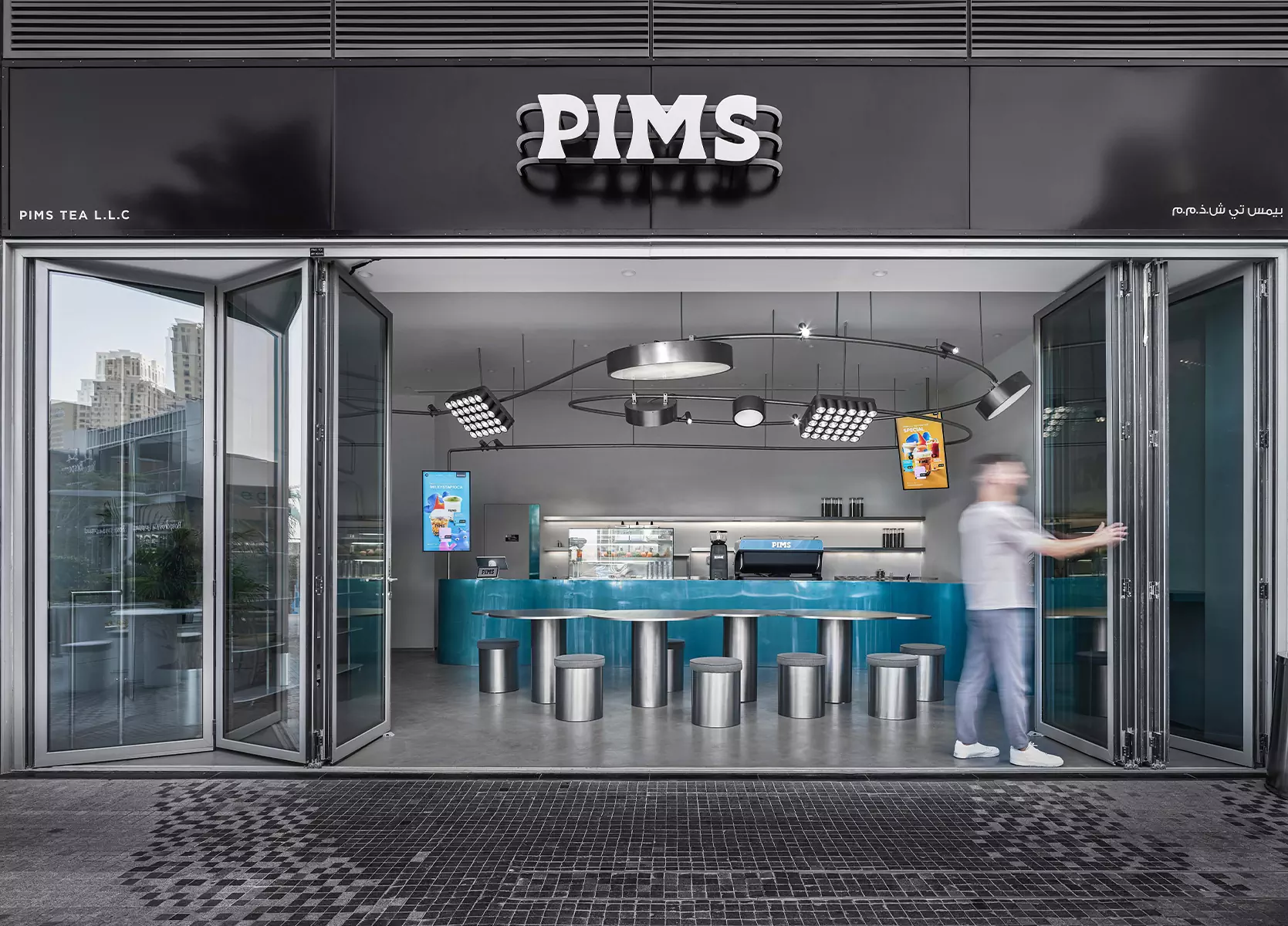 Свежий и воздушный интерьер дубайского филиала кафе PIMS – проект студии KIDZ