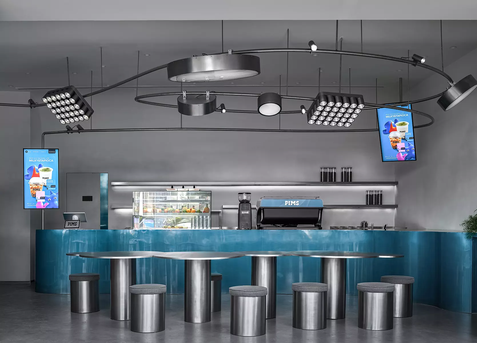Свежий и воздушный интерьер дубайского филиала кафе PIMS – проект студии KIDZ