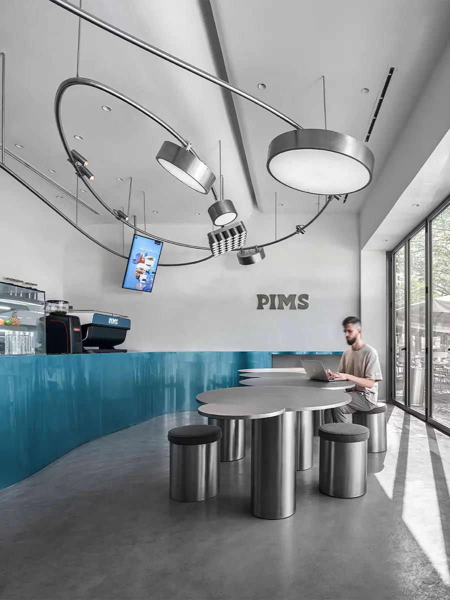 Свежий и воздушный интерьер дубайского филиала кафе PIMS – проект студии KIDZ