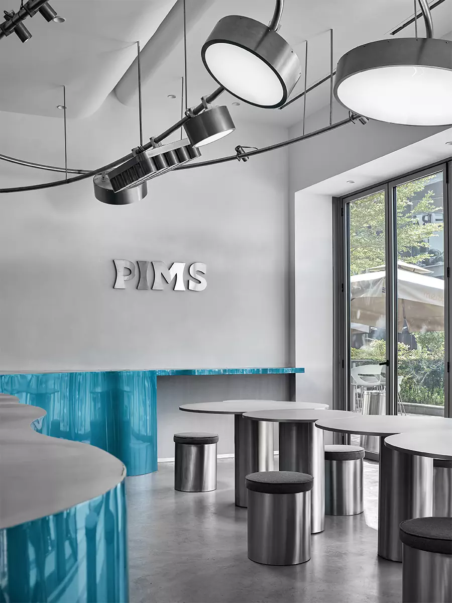 Свежий и воздушный интерьер дубайского филиала кафе PIMS – проект студии KIDZ