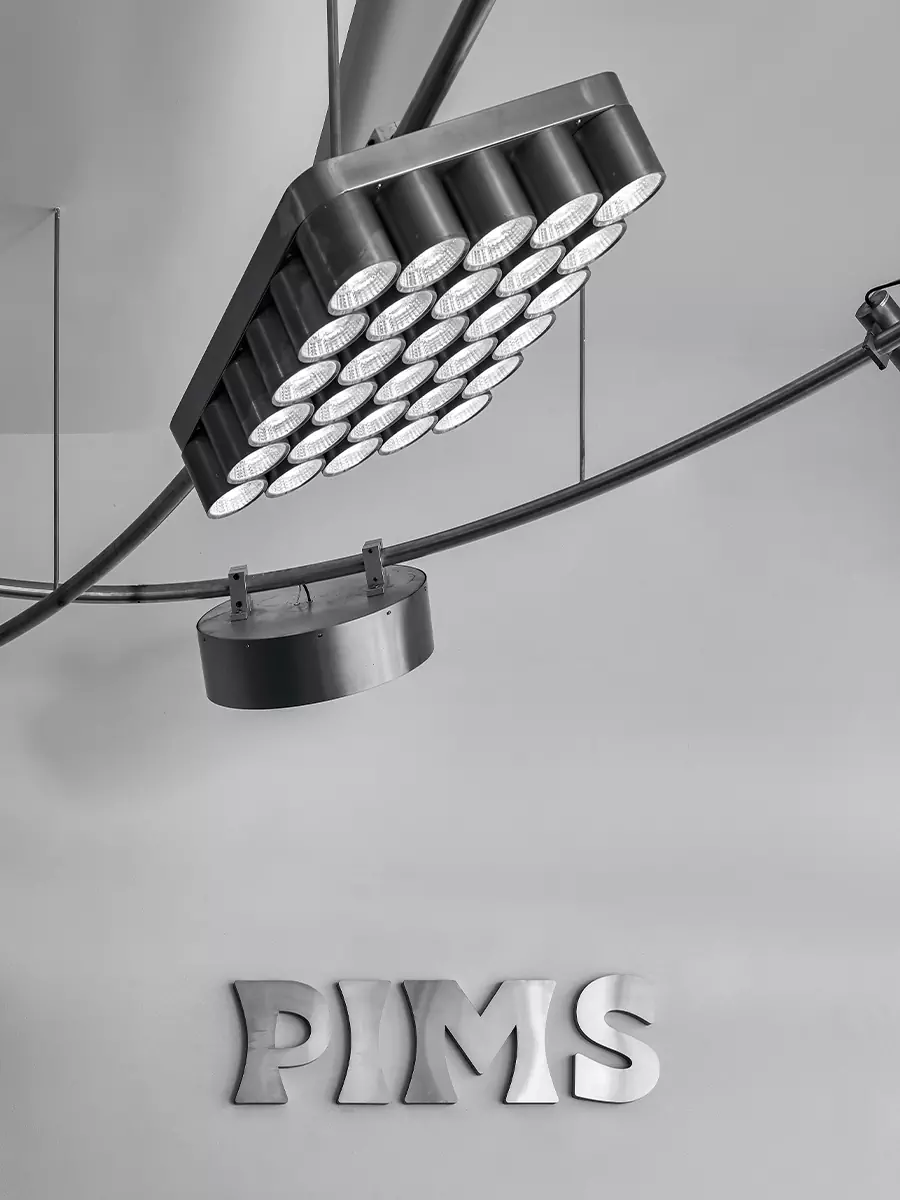 Свежий и воздушный интерьер дубайского филиала кафе PIMS – проект студии KIDZ