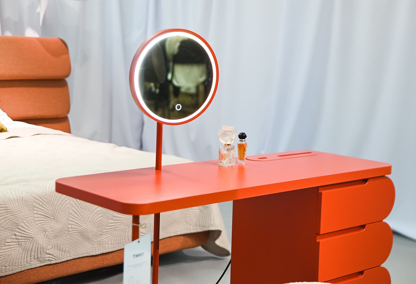 Будуарный столик из коллекции «Тинт», Милана Чтчян