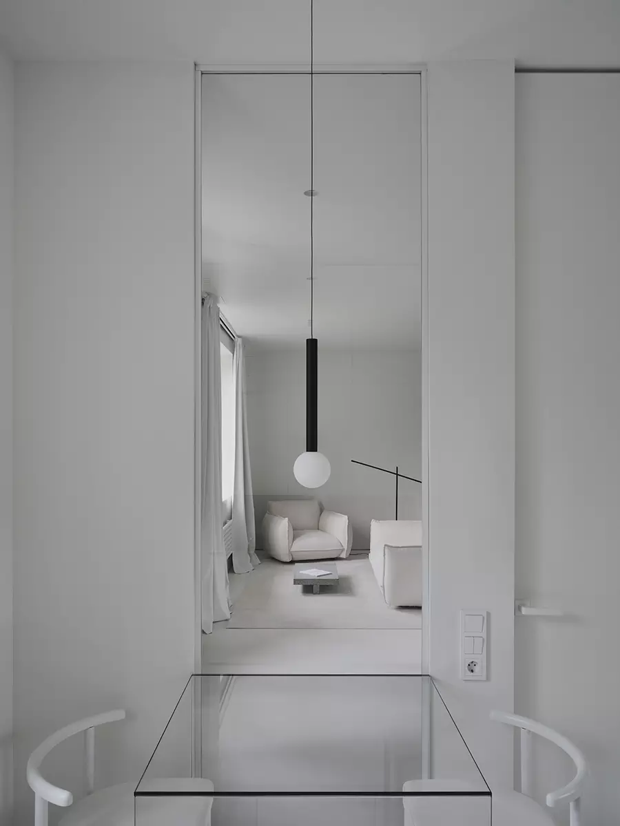 Игра геометрических объемов, света и отражений в монохромном интерьере — проект студии дизайна А77