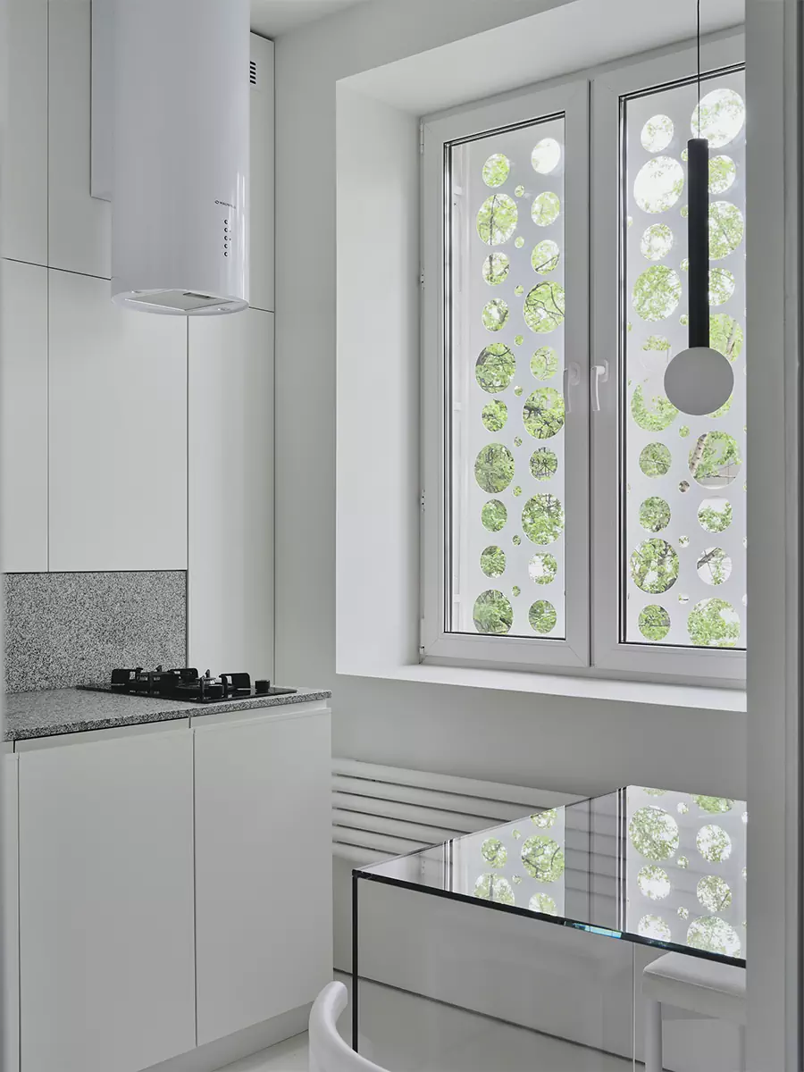 Игра геометрических объемов, света и отражений в монохромном интерьере — проект студии дизайна А77