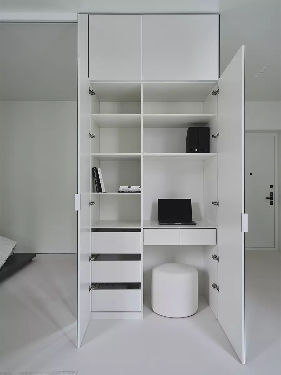 Игра геометрических объемов, света и отражений в монохромном интерьере — проект студии дизайна А77