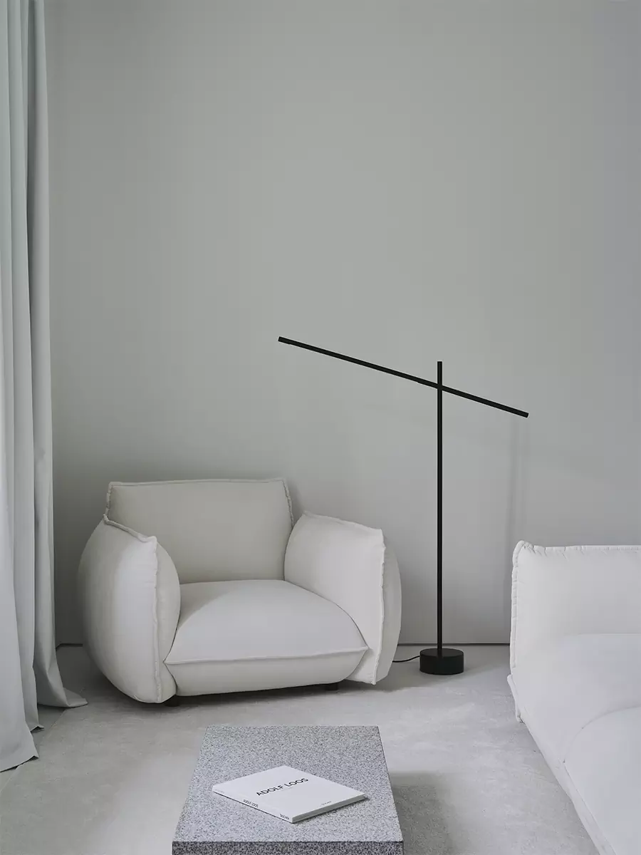 Игра геометрических объемов, света и отражений в монохромном интерьере — проект студии дизайна А77