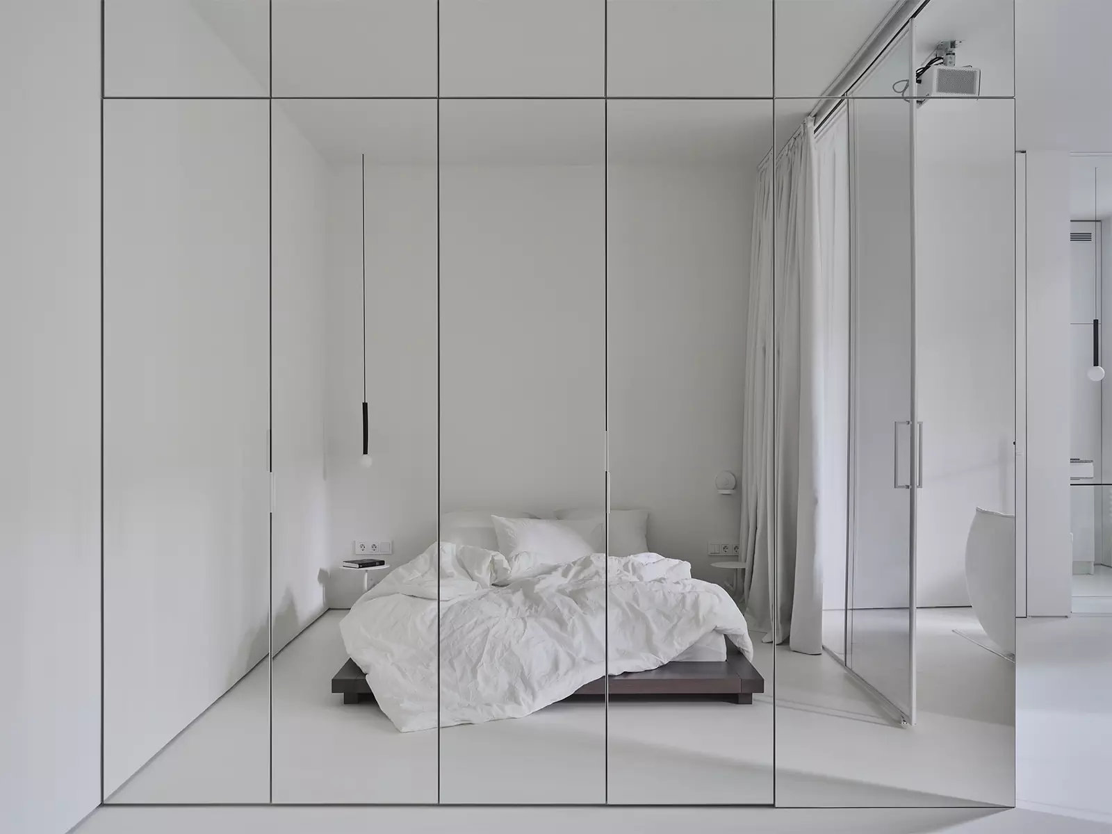 Игра геометрических объемов, света и отражений в монохромном интерьере — проект студии дизайна А77