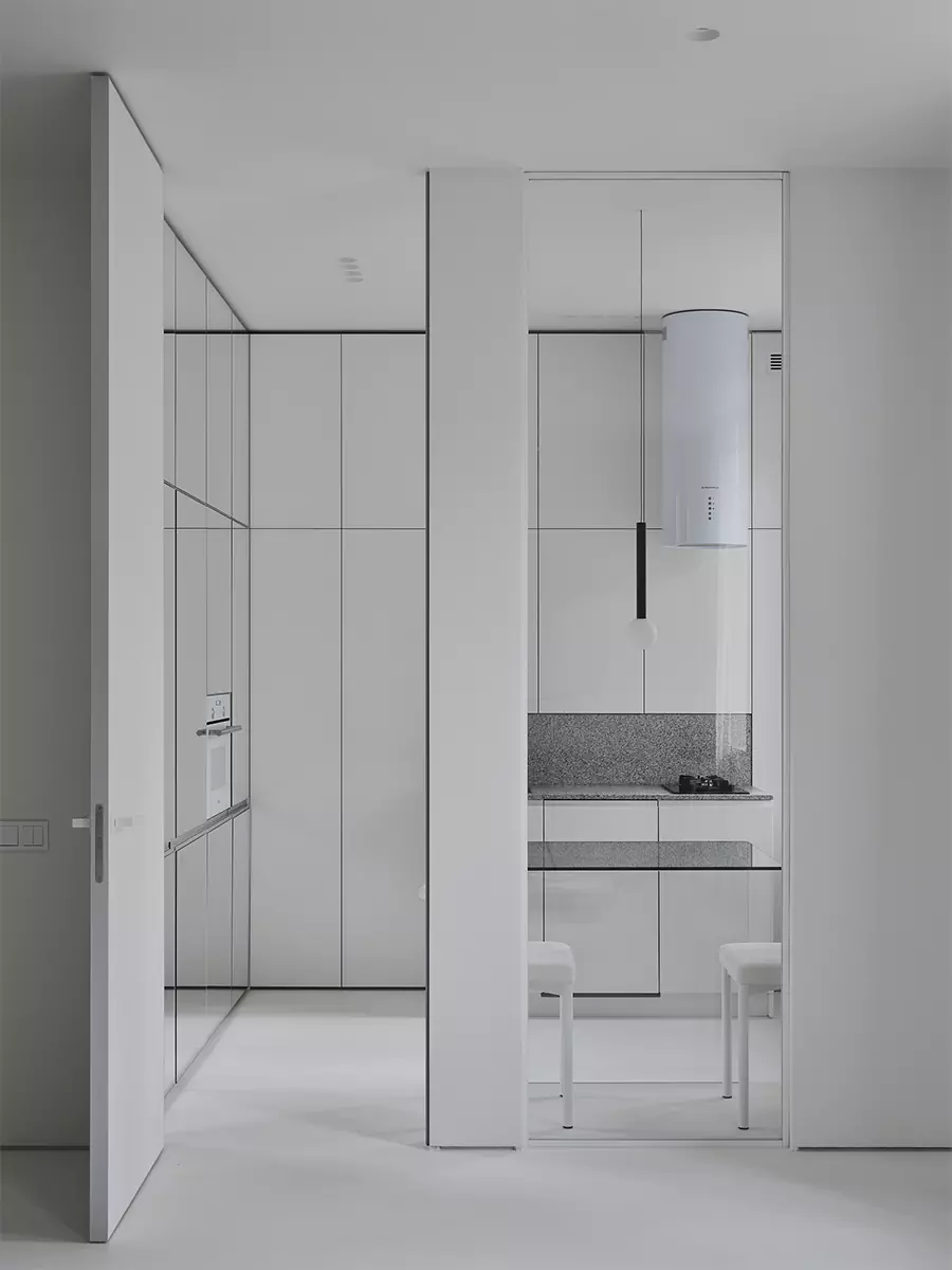 Игра геометрических объемов, света и отражений в монохромном интерьере — проект студии дизайна А77