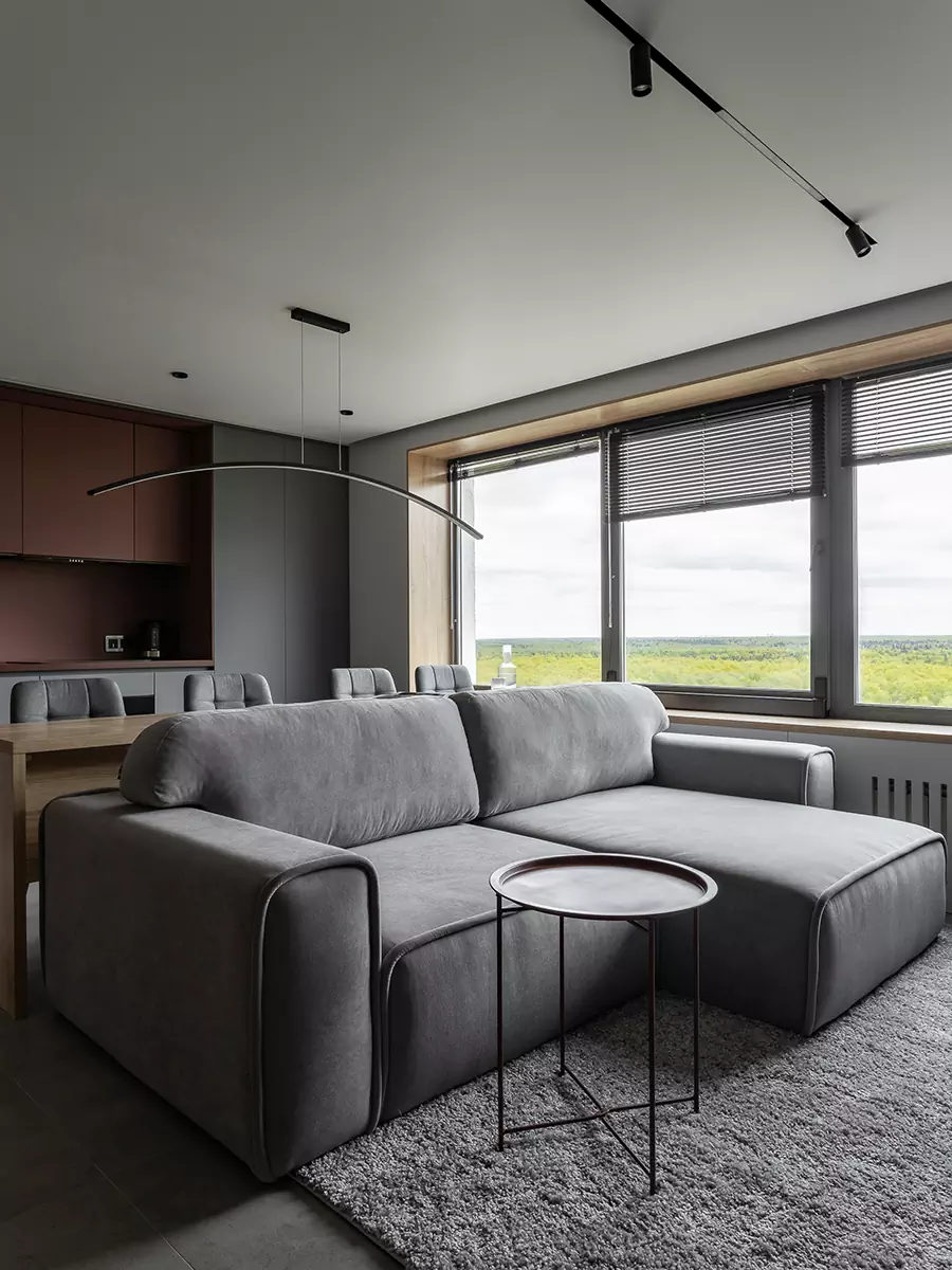 Выразительный интерьер небольшой квартиры с трехстворчатым окном — проект студии интерьерного дизайна URAL