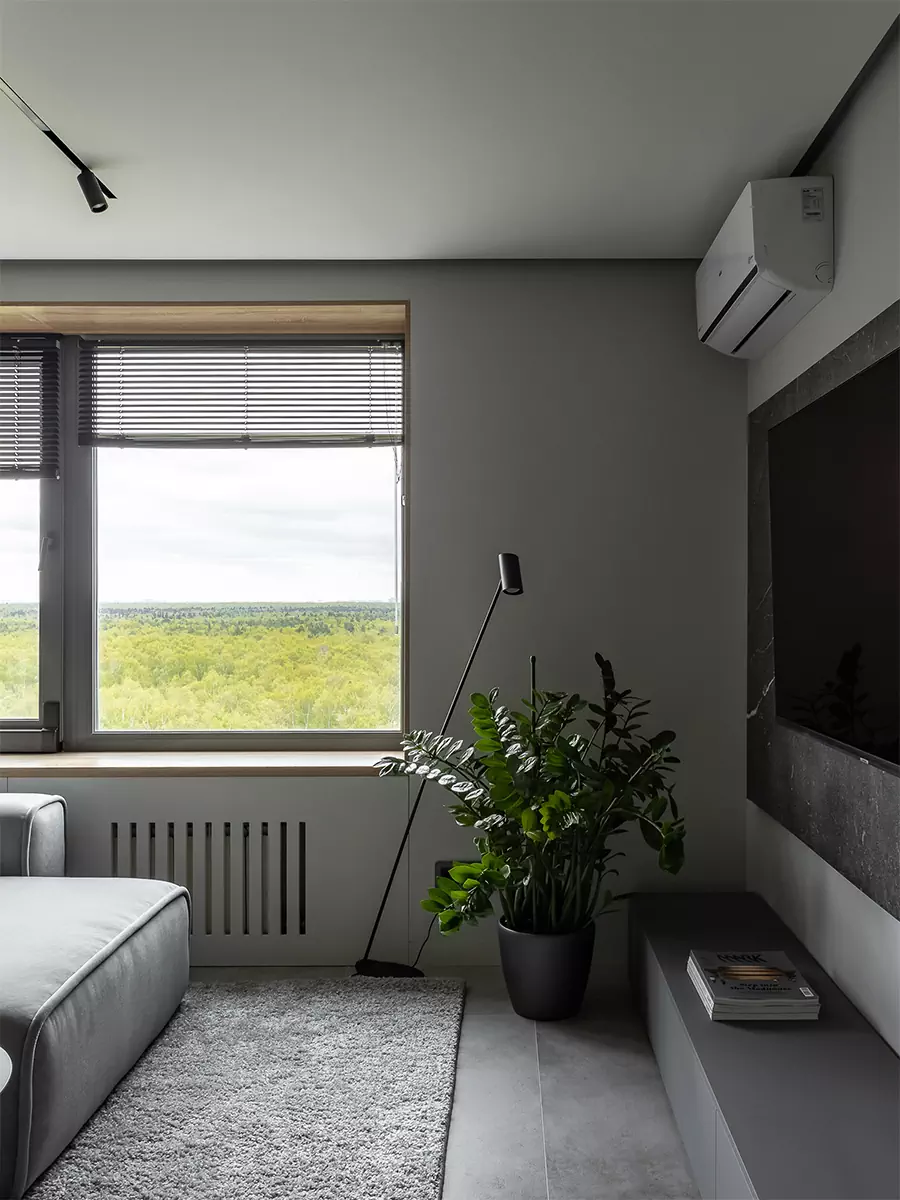 Выразительный интерьер небольшой квартиры с трехстворчатым окном — проект студии интерьерного дизайна URAL