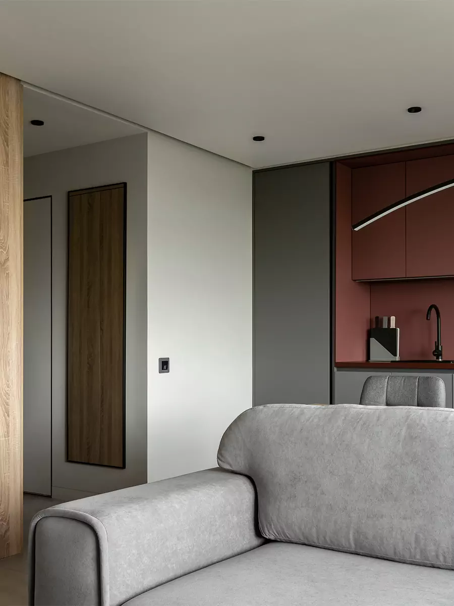 Выразительный интерьер небольшой квартиры с трехстворчатым окном — проект студии интерьерного дизайна URAL