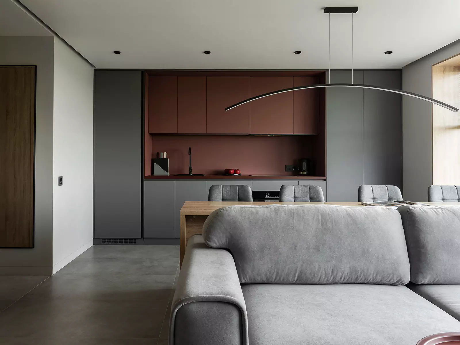 Выразительный интерьер небольшой квартиры с трехстворчатым окном — проект студии интерьерного дизайна URAL