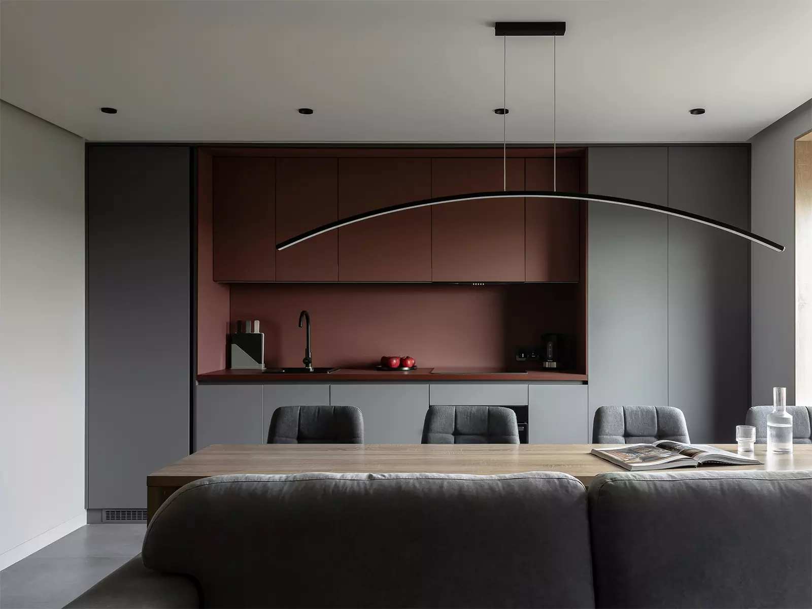 Выразительный интерьер небольшой квартиры с трехстворчатым окном — проект студии интерьерного дизайна URAL