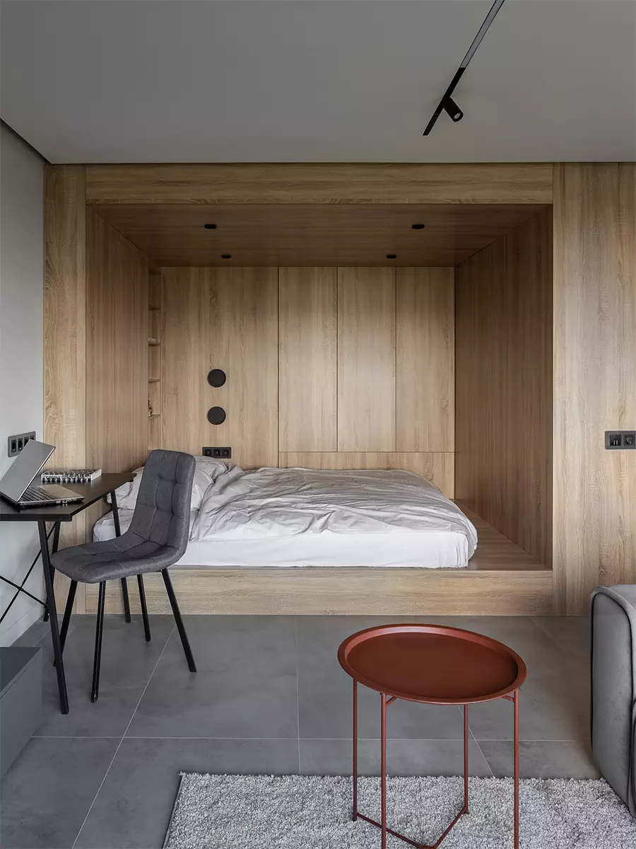 Выразительный интерьер небольшой квартиры с трехстворчатым окном — проект студии интерьерного дизайна URAL