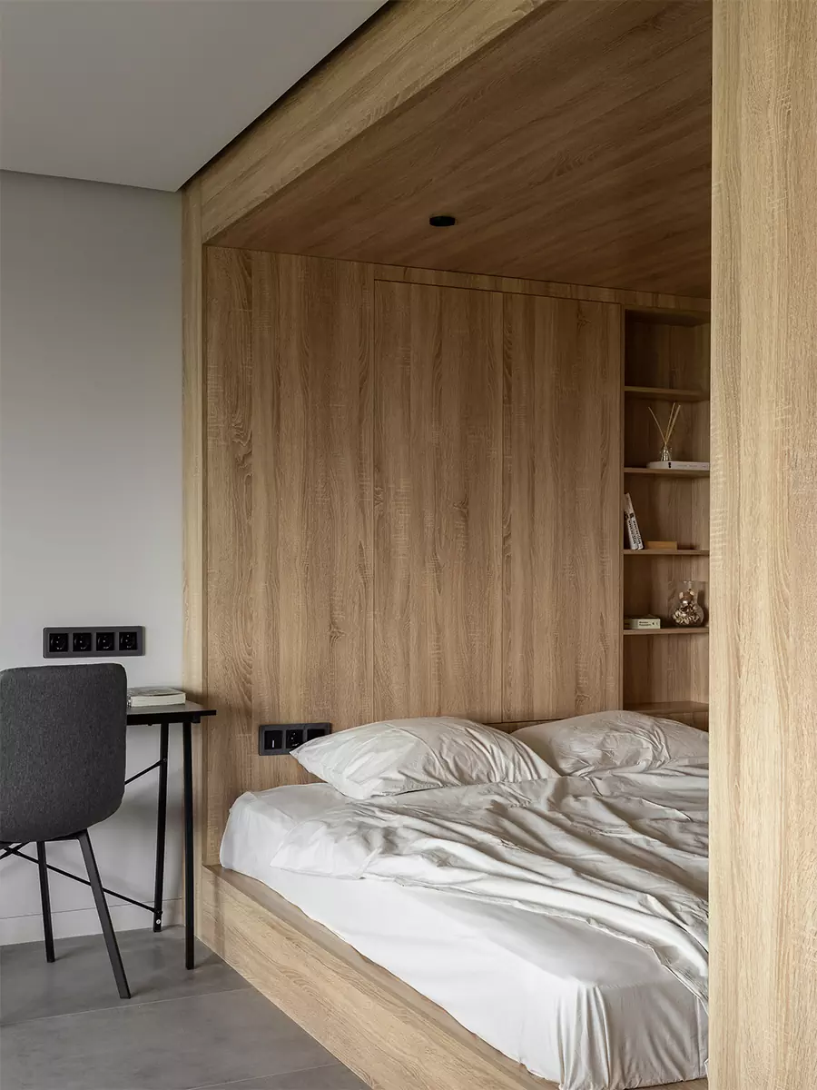 Выразительный интерьер небольшой квартиры с трехстворчатым окном — проект студии интерьерного дизайна URAL