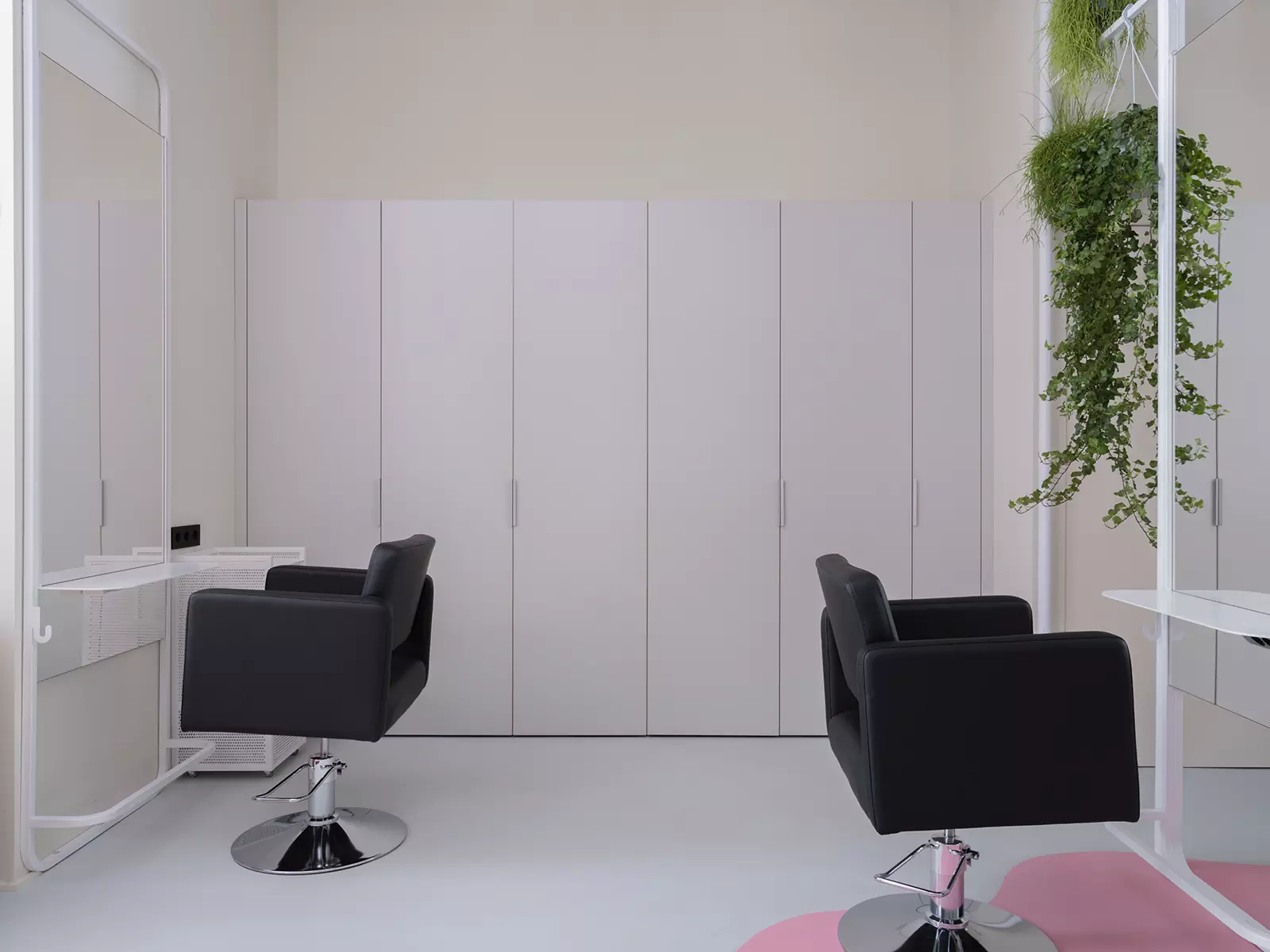 Интерьер парикмахерской, вдохновленный работами Рикардо Бофилла — проект студии Kovalev&Partners