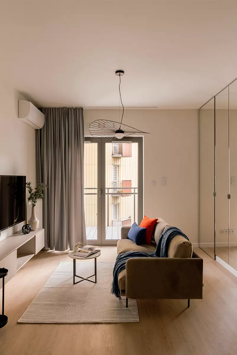 Кобальтовый синий оттенок в интерьере небольшой квартиры-студии — проект Katarzyna Sosińska Interiors