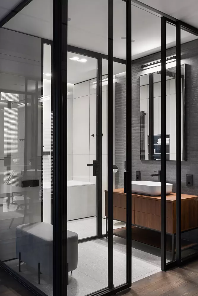  Открытый интерьер со стеклянными перегородками и живыми растениями — проект студии LINKarchitects