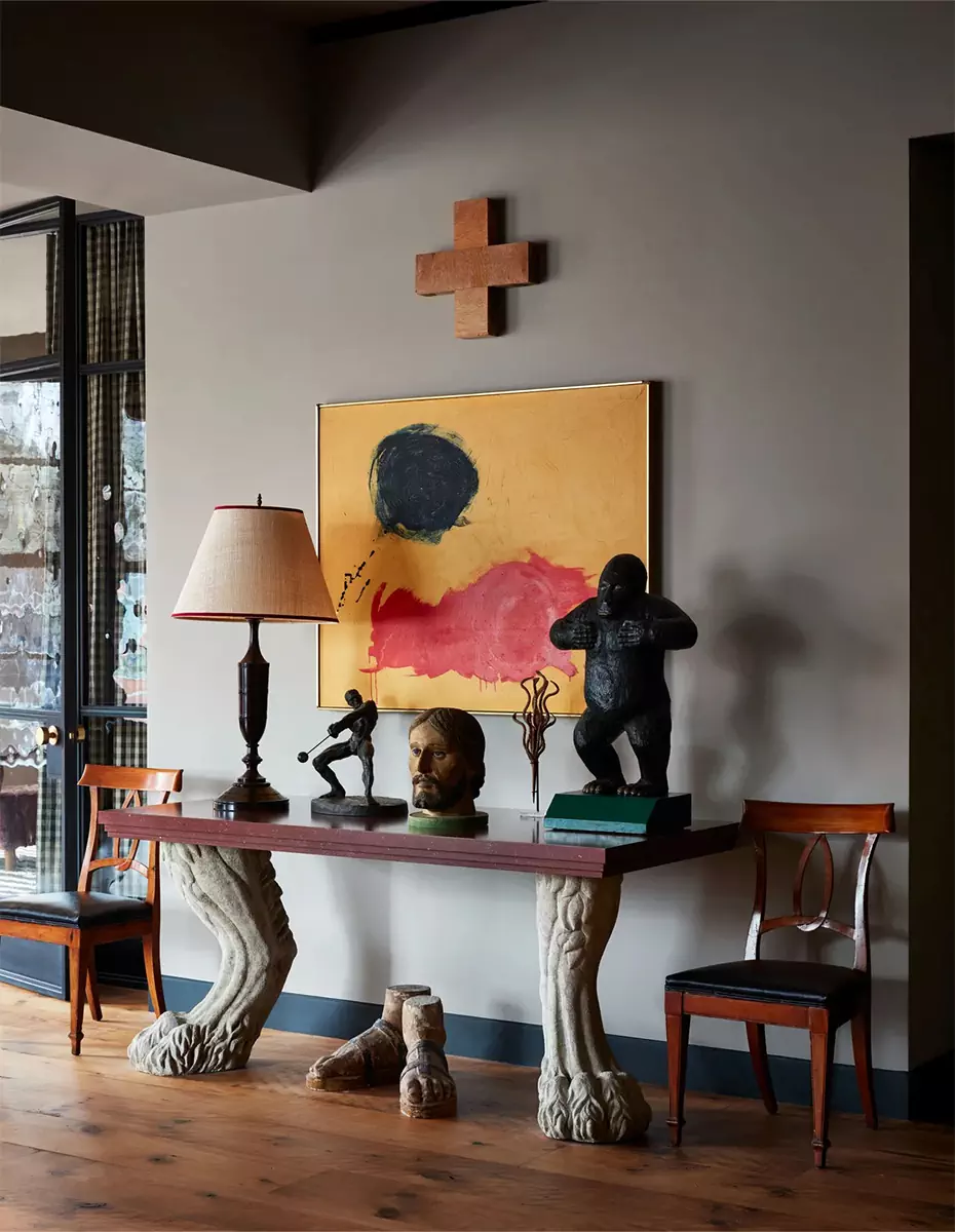 Эклектичный интерьер лофта, наполненный искусством и арт-объектами – проект Райана Лоусона