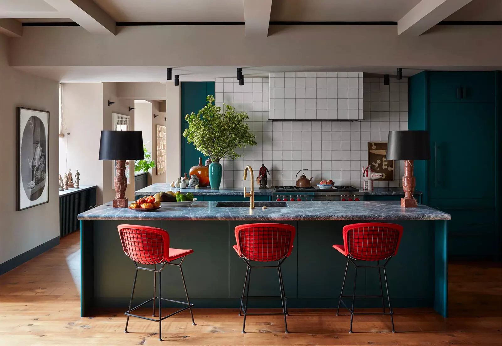 Эклектичный интерьер лофта, наполненный искусством и арт-объектами – проект Райана Лоусона