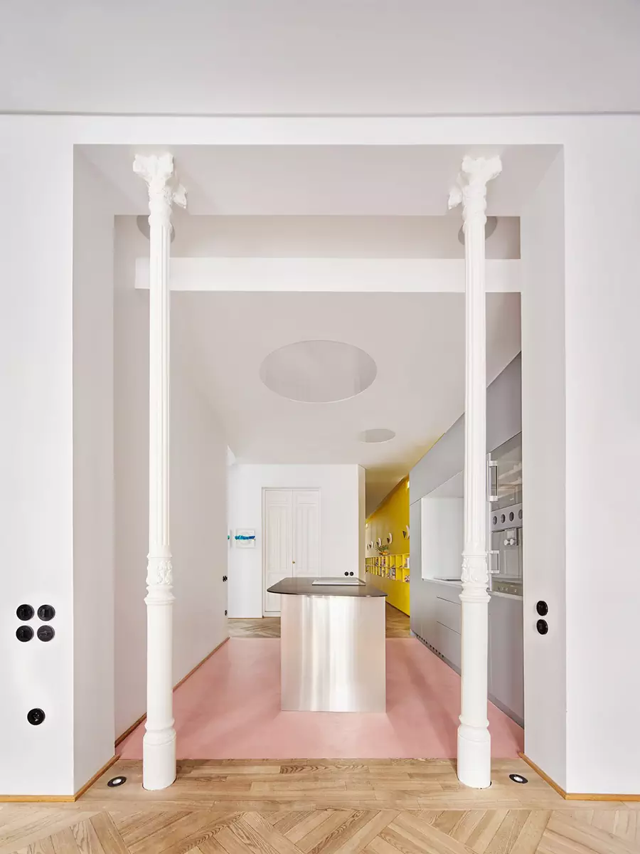 Яркий и функциональный интерьер семейной квартиры с тремя спальнями — проект студии Lucas y Hernández-Gil Arquitectos