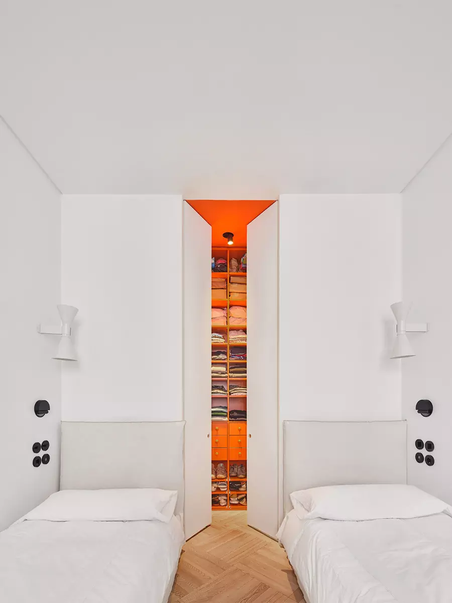 Яркий и функциональный интерьер семейной квартиры с тремя спальнями — проект студии Lucas y Hernández-Gil Arquitectos