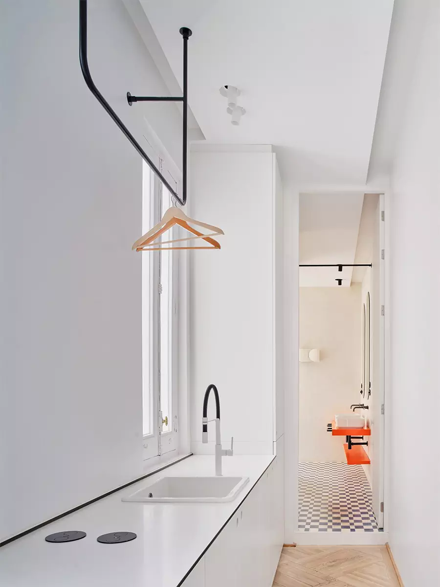 Яркий и функциональный интерьер семейной квартиры с тремя спальнями — проект студии Lucas y Hernández-Gil Arquitectos