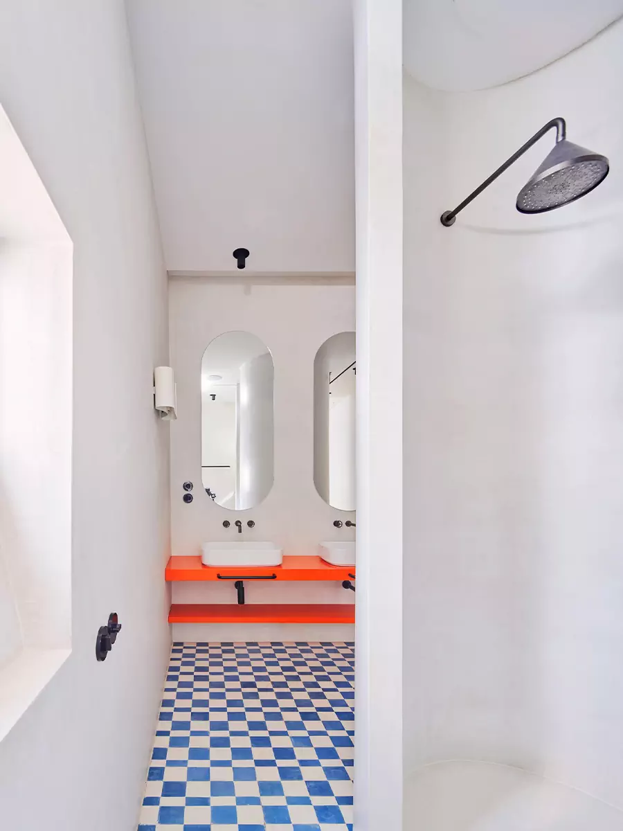 Яркий и функциональный интерьер семейной квартиры с тремя спальнями — проект студии Lucas y Hernández-Gil Arquitectos