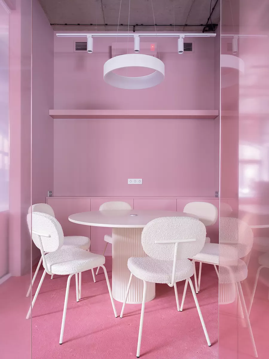Акцентный розовый куб в интерьере офиса для бренда купальников — проект Лины Дедюхиной и Натальи Стадник