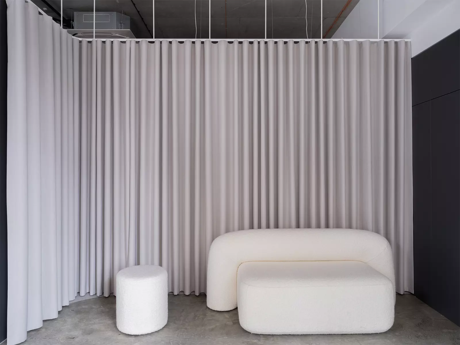 Акцентный розовый куб в интерьере офиса для бренда купальников — проект Лины Дедюхиной и Натальи Стадник