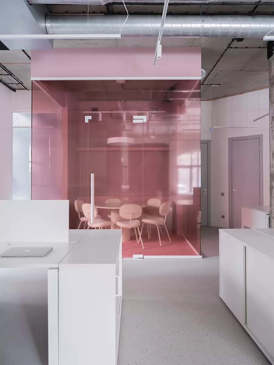 Акцентный розовый куб в интерьере офиса для бренда купальников — проект Лины Дедюхиной и Натальи Стадник