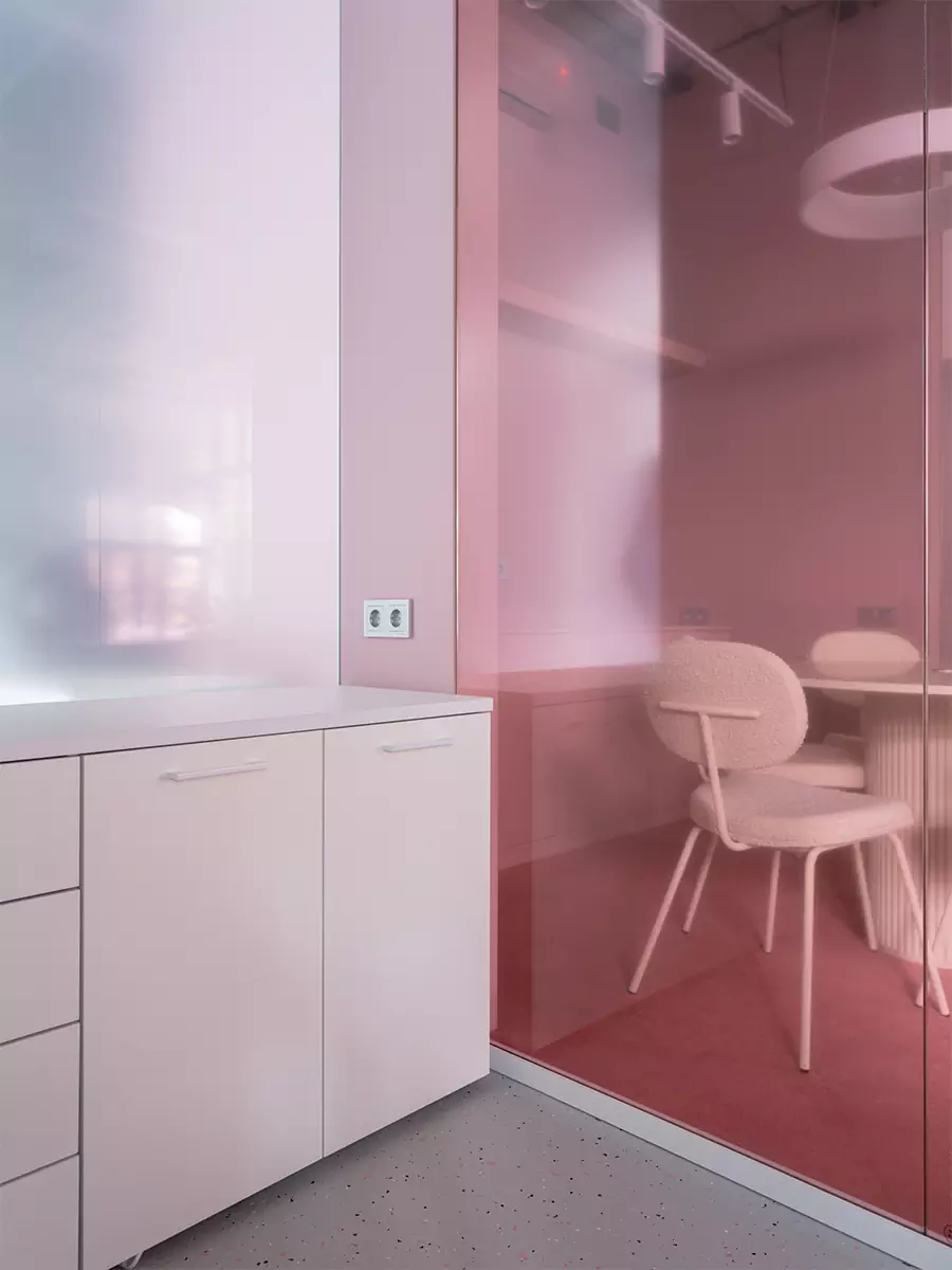 Акцентный розовый куб в интерьере офиса для бренда купальников — проект Лины Дедюхиной и Натальи Стадник