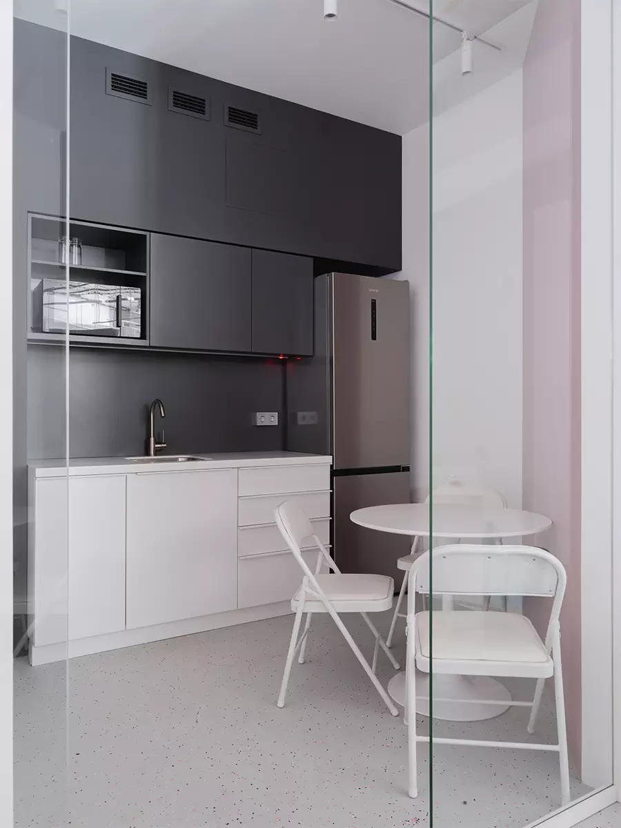 Акцентный розовый куб в интерьере офиса для бренда купальников — проект Лины Дедюхиной и Натальи Стадник