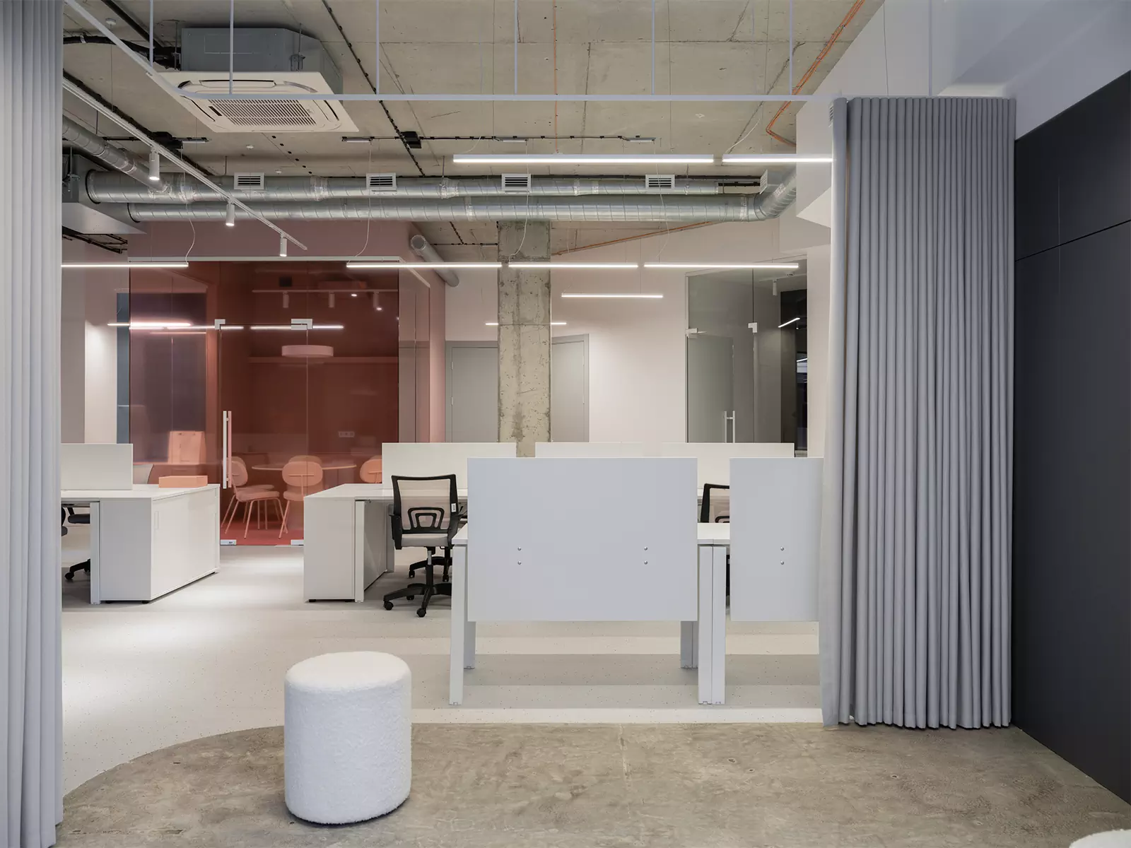 Акцентный розовый куб в интерьере офиса для бренда купальников — проект Лины Дедюхиной и Натальи Стадник